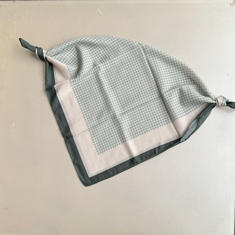 روسری نخ زنانه مدل مینی اسکارف نخی پیچازی ریز حاشیه ساده قواره 70 با طول و عرض 70x70 سانتیمتر