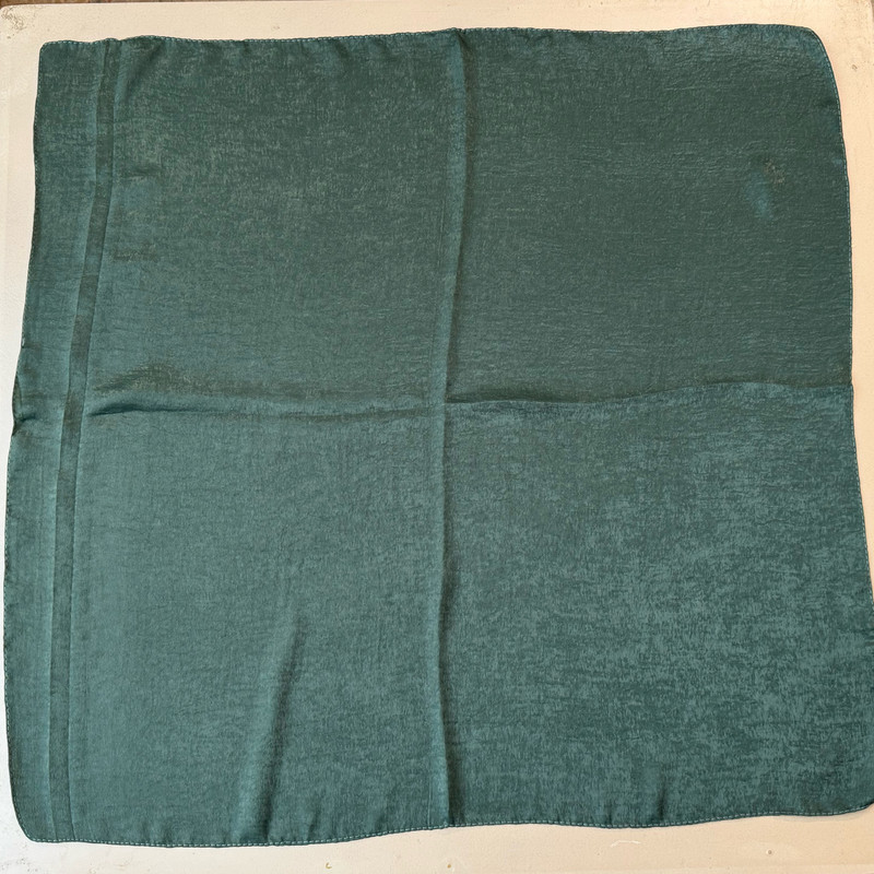 روسری ابر و بادی زنانه مدل مینی اسکارف ساتن پتینه ساده کد 1 با طول و عرض 70x70 سانتیمتر