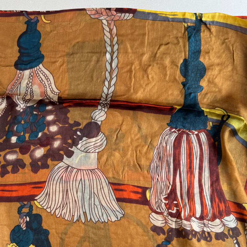 روسری زنانه مدل حریر ابرشیم طرح سنتی دور منگوله ای کد 3