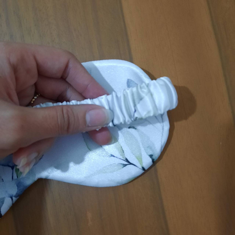 روبالشی مدل ساتن ابریشم طرح برگ سایز 50*70 سانتی متر به همراه چشم بند و کش مو