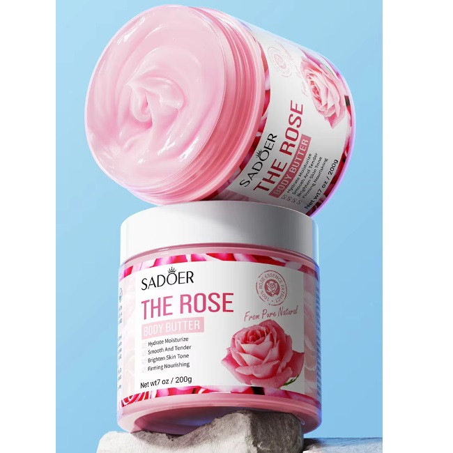 کره بدن سادور مدل The Rose حجم 250 میلیلیتر مرطوبکننده و ضد خشکی با ویتامین E، روغن بادام، آرگان و عصاره گل رز، ضد ترک، جوانساز، فاقد پارابن و مواد حساسیتزا، مناسب انواع پوست و استفاده پس از دوش