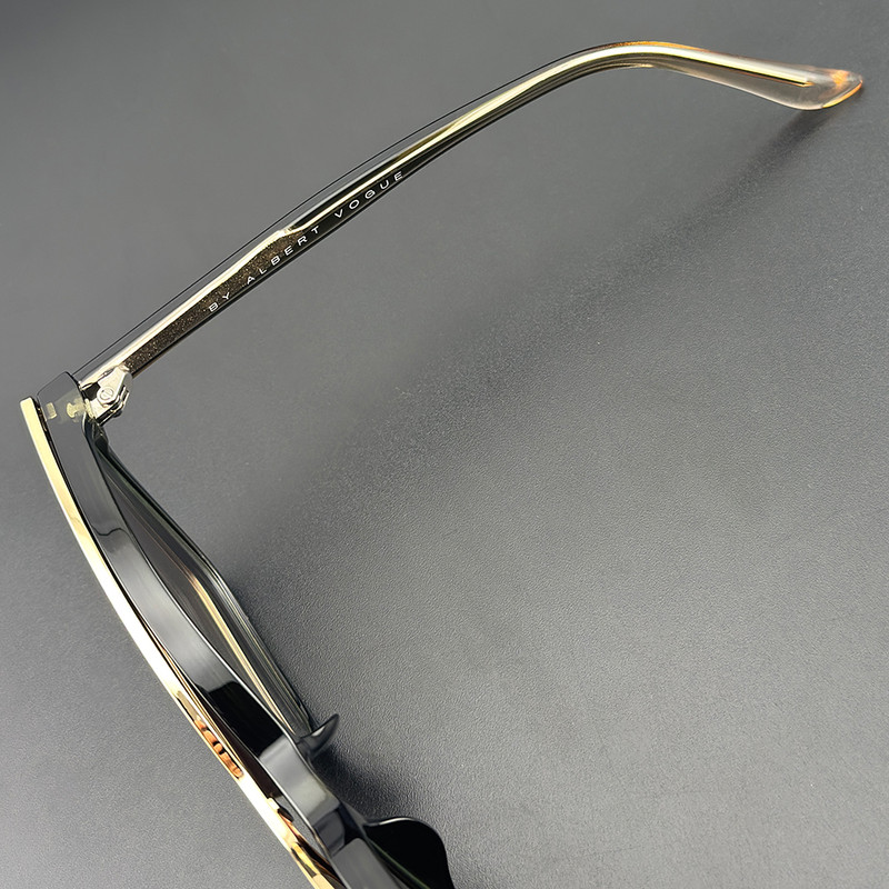 فریم عینک طبی آلبرت وگ مدل CG7802C641-P116 Polarized Double Switch به همراه کاور آفتابی